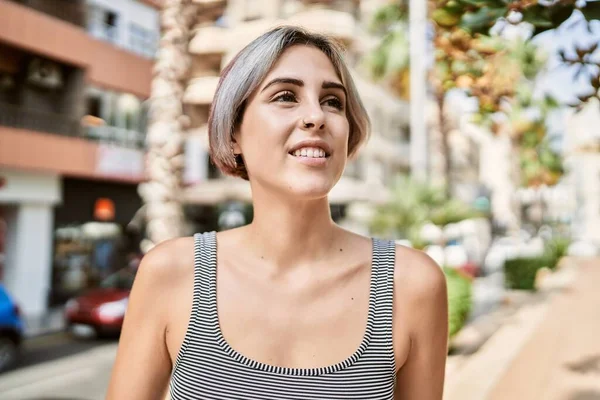 Jovem Caucasiana Sorrindo Feliz Cidade — Fotografia de Stock