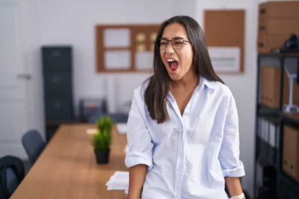 Молодая Латиноамериканка Офисе Злая Безумная Кричащая Расстроенная Разъяренная Кричащая Гнева — стоковое фото