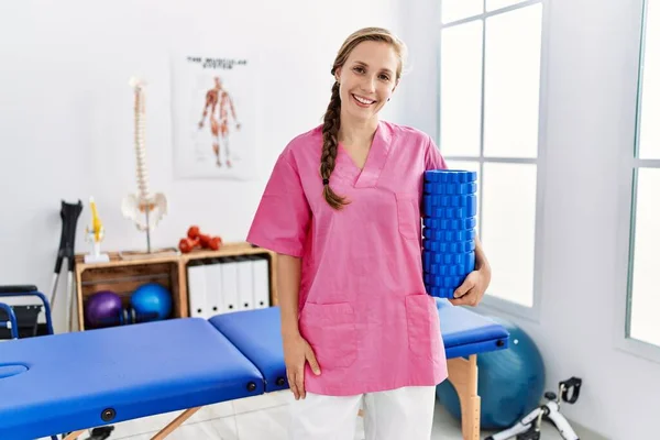 Young Caucasian Woman Wearing Physiotherapist Uniform Holding Foam Roller Physiotherapy —  Fotos de Stock