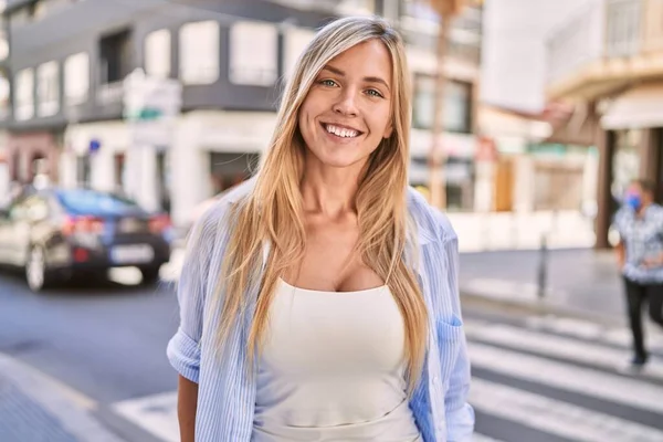 Young Blonde Woman Smiling Confident Standing Street — ストック写真