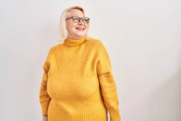 Mujer Caucásica Mediana Edad Con Gafas Pie Sobre Fondo Mirando — Foto de Stock