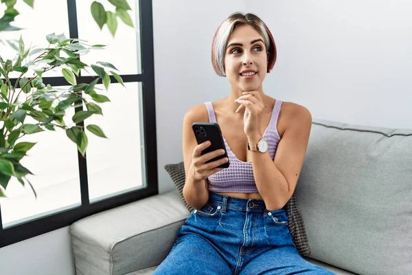 Jovem Mulher Bonita Usando Mensagem Digitação Smartphone Sentado Sofá Com — Fotografia de Stock