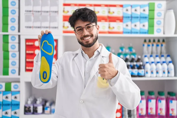 Spaanse Man Met Baard Werkt Apotheek Apotheek Drogisterij Houden Binnenzool — Stockfoto