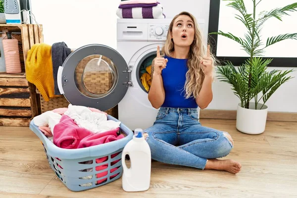 Jonge Mooie Vrouw Doen Wasgoed Zitten Door Rieten Mand Verbaasd — Stockfoto