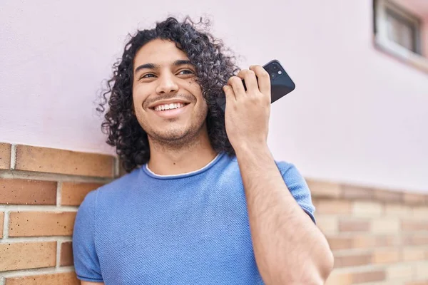 Jeune Latin Homme Souriant Confiant Écoute Message Audio Par Smartphone — Photo