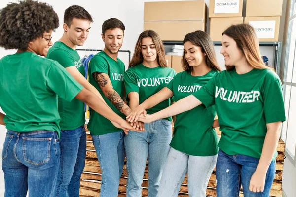 Ομάδα Νεαρών Εθελοντών Που Σφυρηλατούν Ευτυχισμένοι Χέρια Μαζί Στο Φιλανθρωπικό — Φωτογραφία Αρχείου