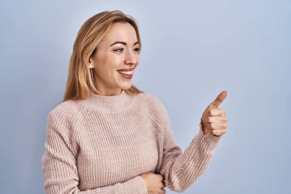 Hispanic Woman Standing Blue Background Looking Proud Smiling Doing Thumbs — Stock Photo, Image