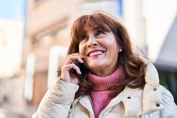 Mulher Meia Idade Sorrindo Confiante Falando Smartphone Rua — Fotografia de Stock