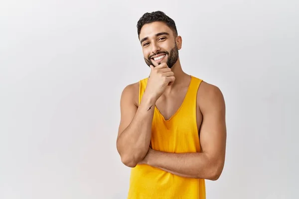 Homem Bonito Jovem Com Barba Sobre Fundo Isolado Olhando Confiante — Fotografia de Stock