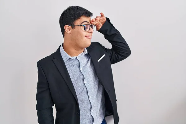 Mladý Hispánec Downovým Syndromem Oblečený Stylu Byznysu Velmi Šťastný Usmívající — Stock fotografie