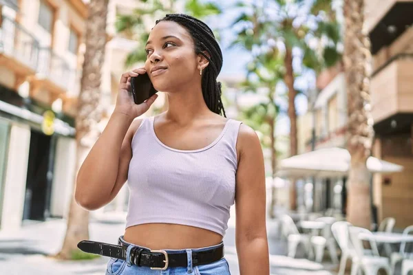Ung Afrikansk Amerikansk Flicka Ler Glad Prata Smartphone Staden — Stockfoto