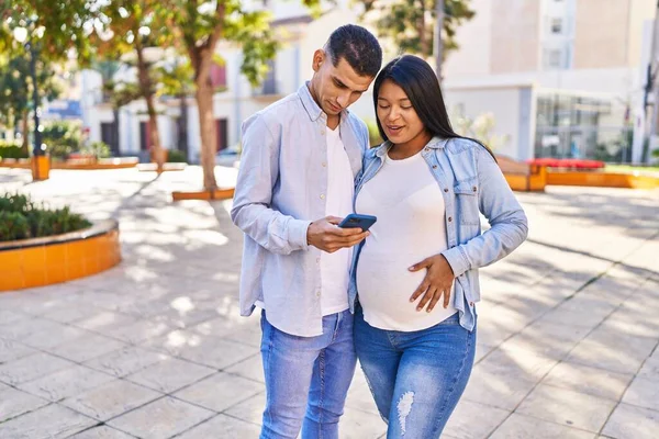 Junges Lateinisches Paar Erwartet Baby Mit Smartphone Park — Stockfoto