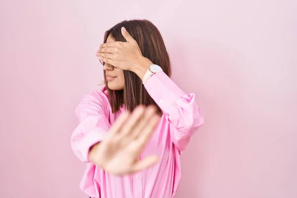 Young Hispanic Woman Wearing Glasses Standing Pink Background Covering Eyes — Stock Photo, Image