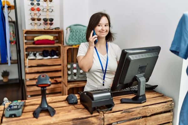 Mulher Morena Com Síndrome Trabalhando Como Assistente Loja Falando Telefone — Fotografia de Stock