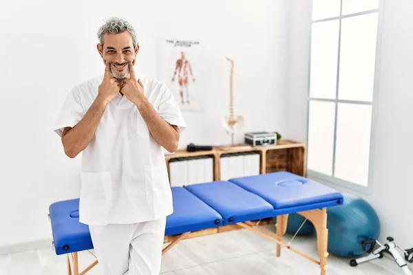 Hispanischer Therapeut Mittleren Alters Der Einer Schmerzklinik Arbeitet Lächelt Mit — Stockfoto