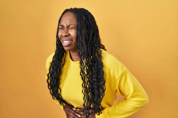 Mulher Africana Sobre Fundo Amarelo Com Mão Estômago Porque Indigestão — Fotografia de Stock