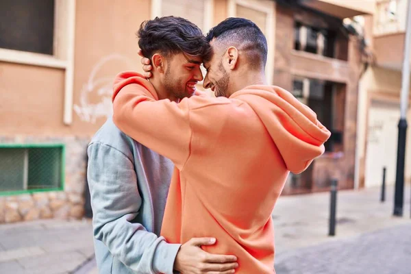 Dois Homens Casal Abraçando Uns Aos Outros Rua — Fotografia de Stock