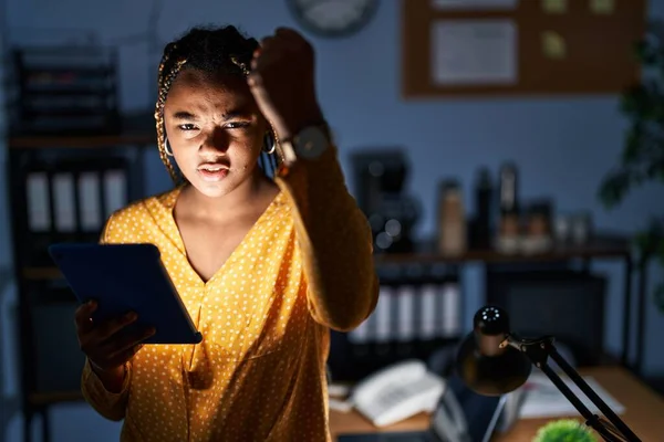 Африканская Американка Косичками Работающая Офисе Ночам Скрижалями Злая Безумная Поднимающая — стоковое фото