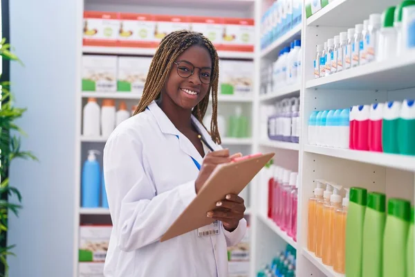 Afroamerikansk Kvinna Farmaceut Skriva Dokument Apotek — Stockfoto