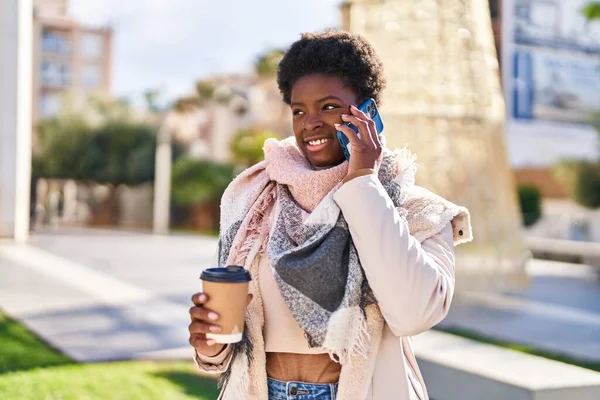 Afričanky Americká Žena Mluví Smartphone Pití Kávy Parku — Stock fotografie
