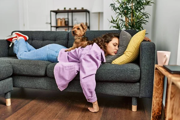 Jovem Bela Mulher Hispânica Deitada Sofá Dormindo Com Cão Casa — Fotografia de Stock