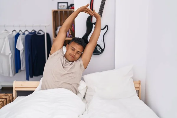 Giovane Uomo Latino Svegliarsi Allungando Braccia Camera Letto — Foto Stock