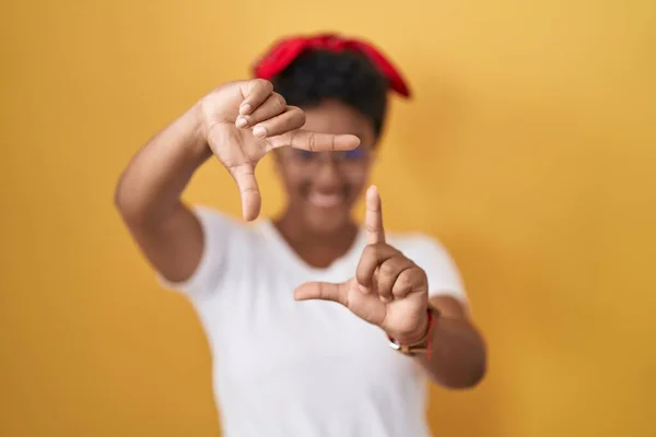 Genç Afro Amerikalı Kadın Sarı Arka Planda Duruyor Gülümsüyor Mutlu — Stok fotoğraf