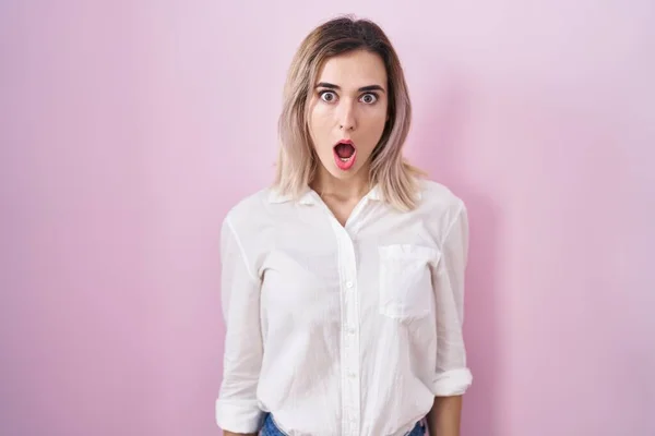 Young Beautiful Woman Standing Pink Background Afraid Shocked Surprise Amazed — Stock Photo, Image
