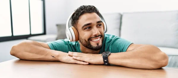 Νεαρός Άραβας Χαμογελά Σίγουρος Ακούγοντας Μουσική Στο Σπίτι — Φωτογραφία Αρχείου