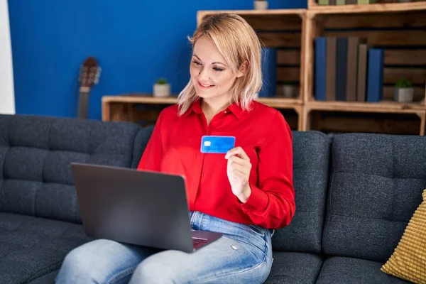 Mujer Rubia Joven Usando Portátil Tarjeta Crédito Sentado Sofá Casa — Foto de Stock