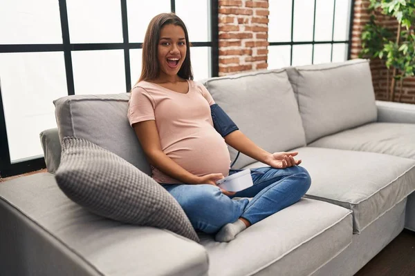Mujer Embarazada Joven Usando Monitor Presión Arterial Sentado Sofá Celebrando — Foto de Stock