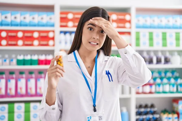 Mulher Hispânica Trabalhando Farmácia Farmácia Segurando Pílulas Estressadas Frustradas Com — Fotografia de Stock