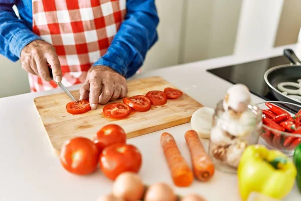 Homem Sênior Cortando Tomate Cozinha — Fotografia de Stock