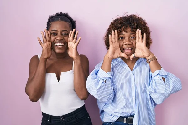 Two African Women Standing Pink Background Smiling Cheerful Playing Peek — Stok fotoğraf
