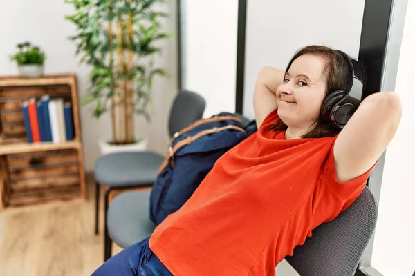 Brunett Kvinna Med Ner Syndrom Sitter Hörlurar Väntrummet — Stockfoto