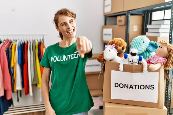 Mulher Branca Bonita Vestindo Shirt Voluntária Doações Stand Apontando Para — Fotografia de Stock