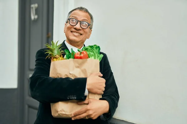 Edad Media Sudeste Asiático Hombre Sonriendo Sosteniendo Una Bolsa Alimentos —  Fotos de Stock