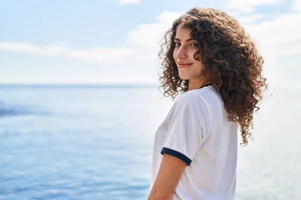 Νεαρή Ισπανίδα Γυναίκα Χαμογελά Αυτοπεποίθηση Στέκεται Στην Παραλία — Φωτογραφία Αρχείου