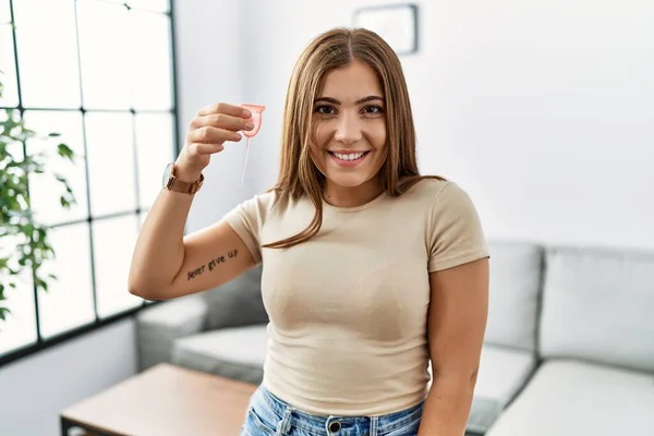 Jonge Latino Vrouw Glimlachen Zelfverzekerd Houden Menstruele Beker Thuis — Stockfoto
