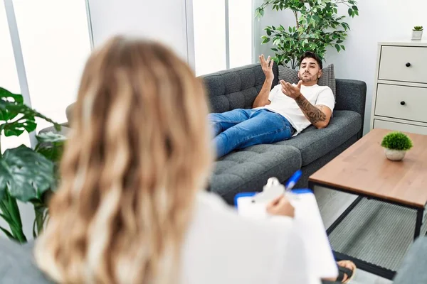 Schöner Hispanischer Mann Liegt Auf Dem Sofa Und Spricht Bei — Stockfoto