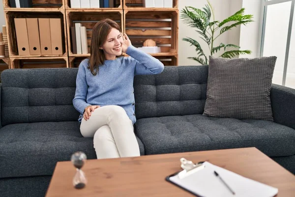 Ung Brunett Kvinna Konsultation Kontor Leende Med Handen Över Örat — Stockfoto