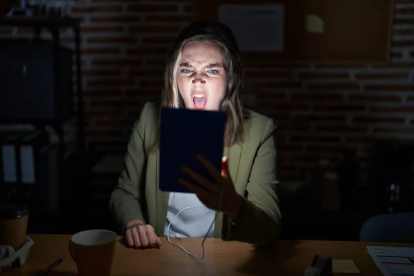 Geceleri Ofiste Çalışan Sarışın Beyaz Bir Kadın Sinirli Sinirli Bir — Stok fotoğraf