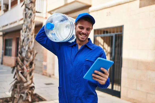 Jeune Homme Hispanique Courrier Tenant Bouteille Eau Utilisant Touchpad Rue — Photo