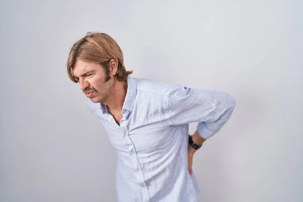 Hombre Caucásico Con Bigote Pie Sobre Fondo Blanco Sufriendo Dolor — Foto de Stock