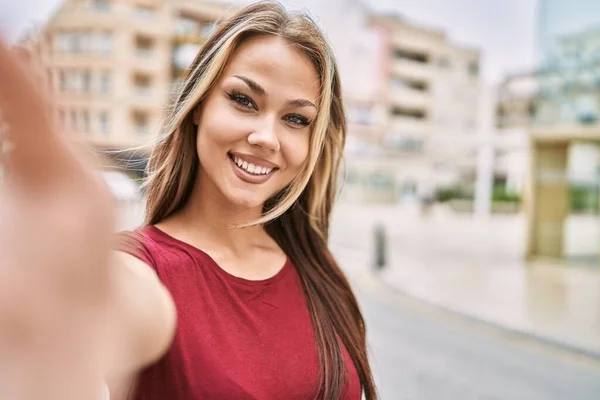 Giovane Ragazza Caucasica Sorridente Felice Fare Selfie Dalla Fotocamera Città — Foto Stock