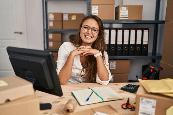 Mulher Hispânica Jovem Trabalhando Comércio Eletrônico Pequenas Empresas Com Sorriso — Fotografia de Stock