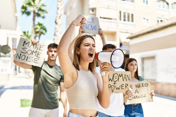 Ομάδα Νέων Ισπανόφωνων Ακτιβιστών Διαδηλώνουν Κρατώντας Πανό Και Χρησιμοποιώντας Μεγάφωνο — Φωτογραφία Αρχείου