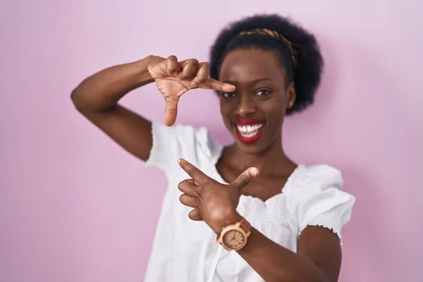 African Woman Curly Hair Standing Pink Background Smiling Making Frame — Fotografia de Stock