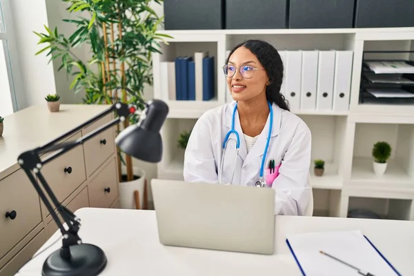 Young Latin Woman Wearing Doctor Uniform Using Laptop Working Clinic — Stock Photo, Image