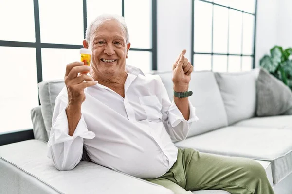 Uomo Anziano Possesso Pillole Con Grande Sorriso Sul Viso Puntando — Foto Stock